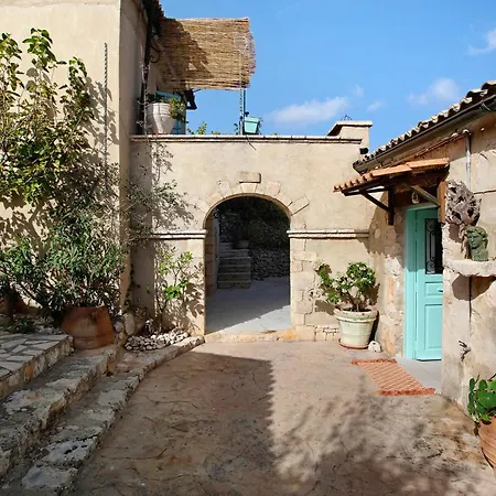 Casa de Férias Sira Stonehouse L Volímai