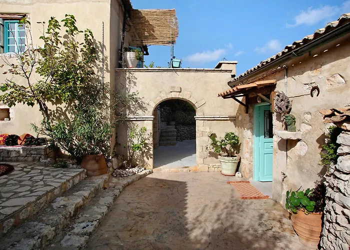 Sira Stonehouse L Nyaraló